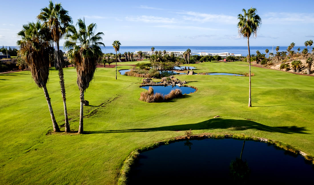 vista panorámica de los lagos en golf costa adeje